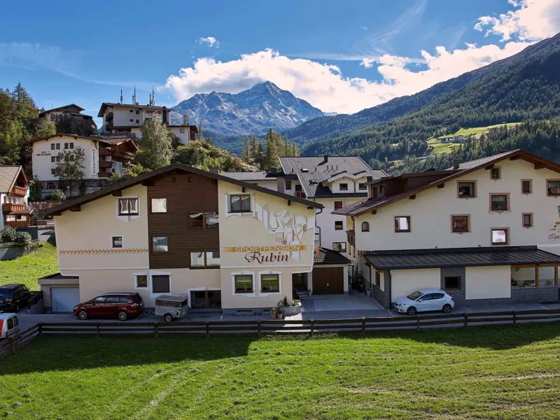 Blick vom Balkon über Sölden auf die Berge im Sommer