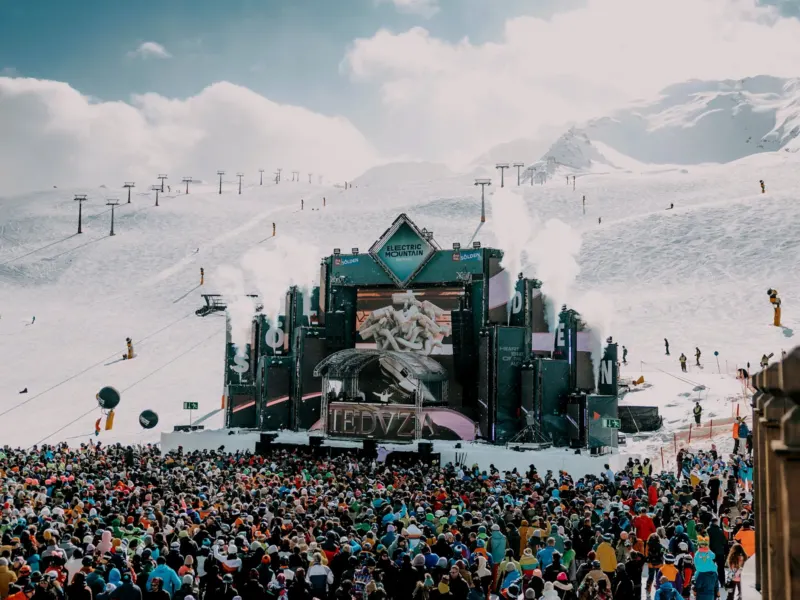 Lichtshow und Publikum beim Electric Mountain Festival im Skigebiet
