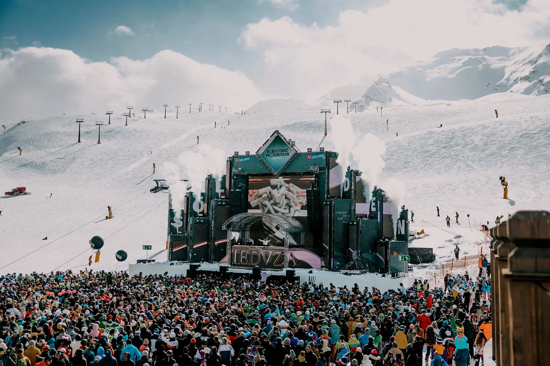 Lichtshow und Publikum beim Electric Mountain Festival im Skigebiet