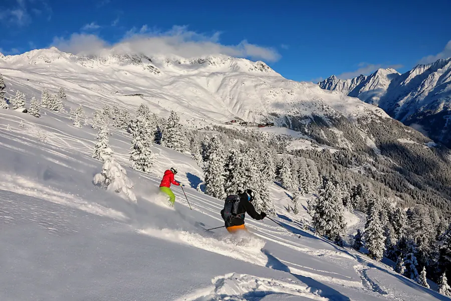 Freerider im Tiefschnee über Sölden