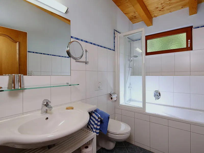 Bad mit Waschtisch, Dusche und Badewanne im Appartement Gaislachkogel