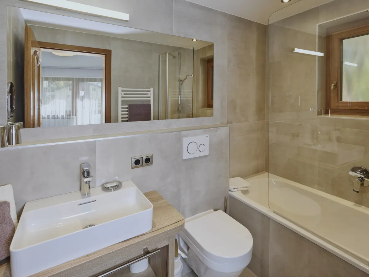 Bad mit Badewanne und Waschtisch im Appartement Grieskogel
