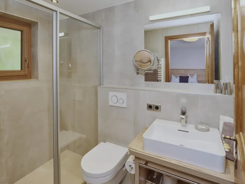Dusche mit WC im Appartement Grieskogel