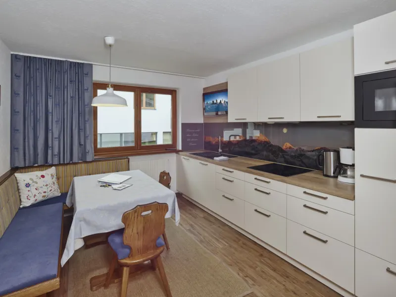 Wohnküche mit Esstisch im Appartement Grieskogel