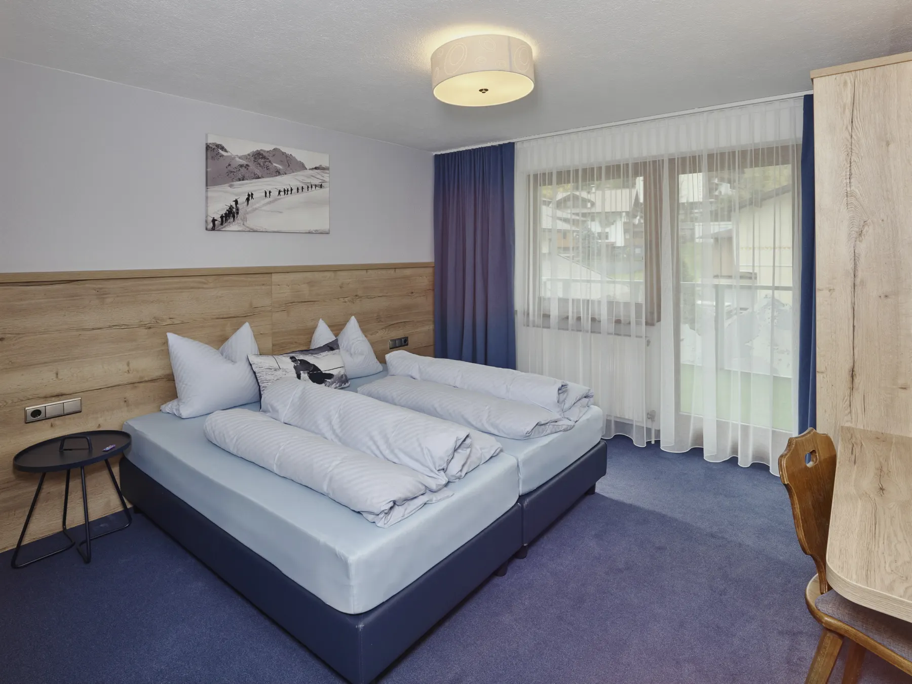 Schlafzimmer mit Doppelbett im Appartement Grieskogel
