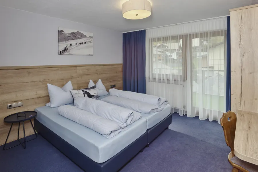 Schlafzimmer mit Doppelbett im Appartement Grieskogel