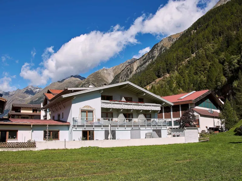 Das Haus Kristiania im Sommer, Balkone zur Wiese