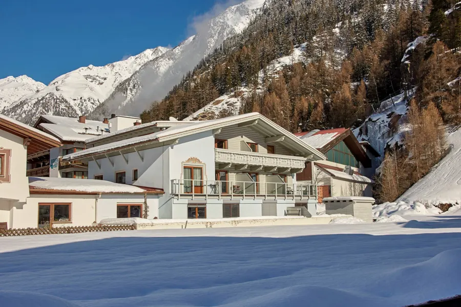 Haus Kristiania im Winter, dahinter die Berge über Sölden