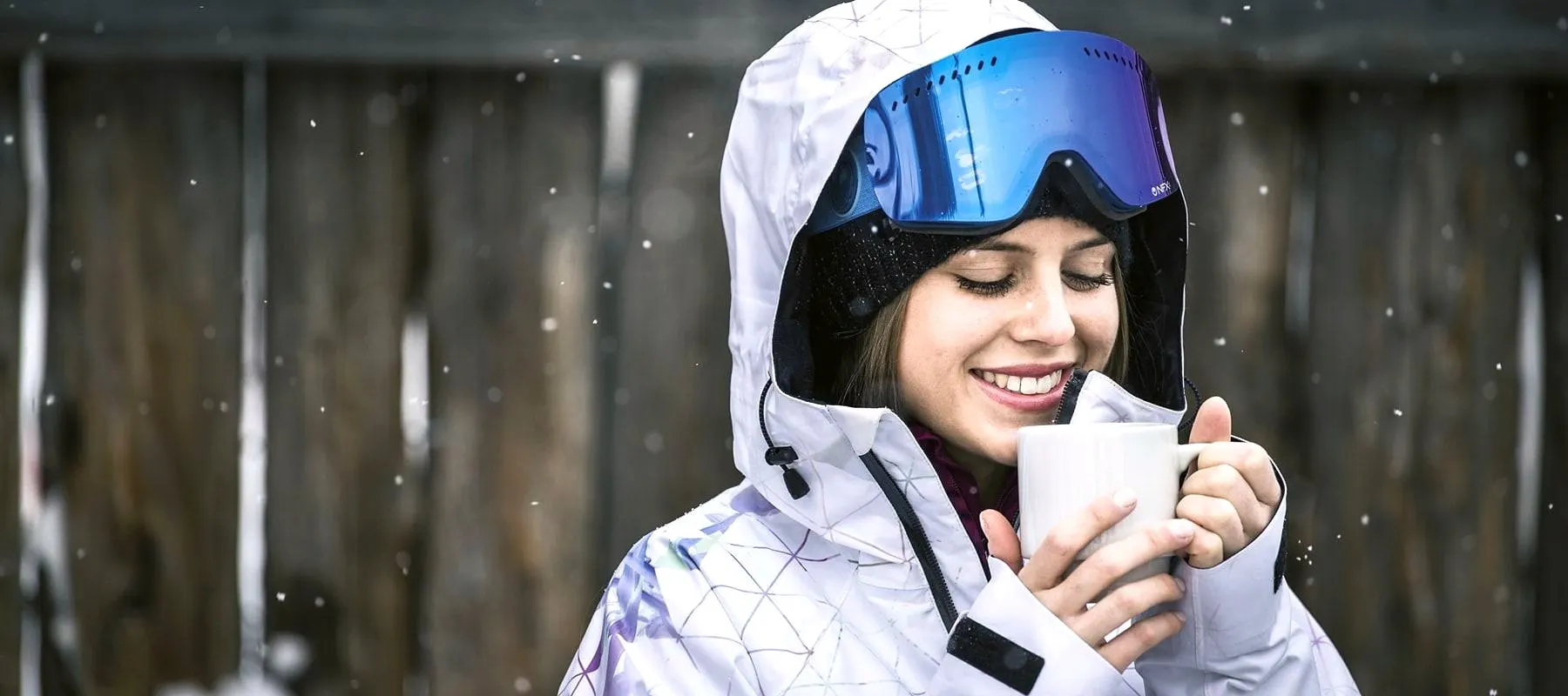 Gäste beim Après-Ski vor einer Hütte