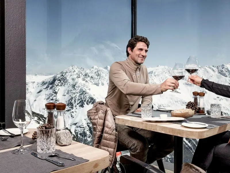 Das Restaurant ice Q über dem verschneiten Gipfelgrat