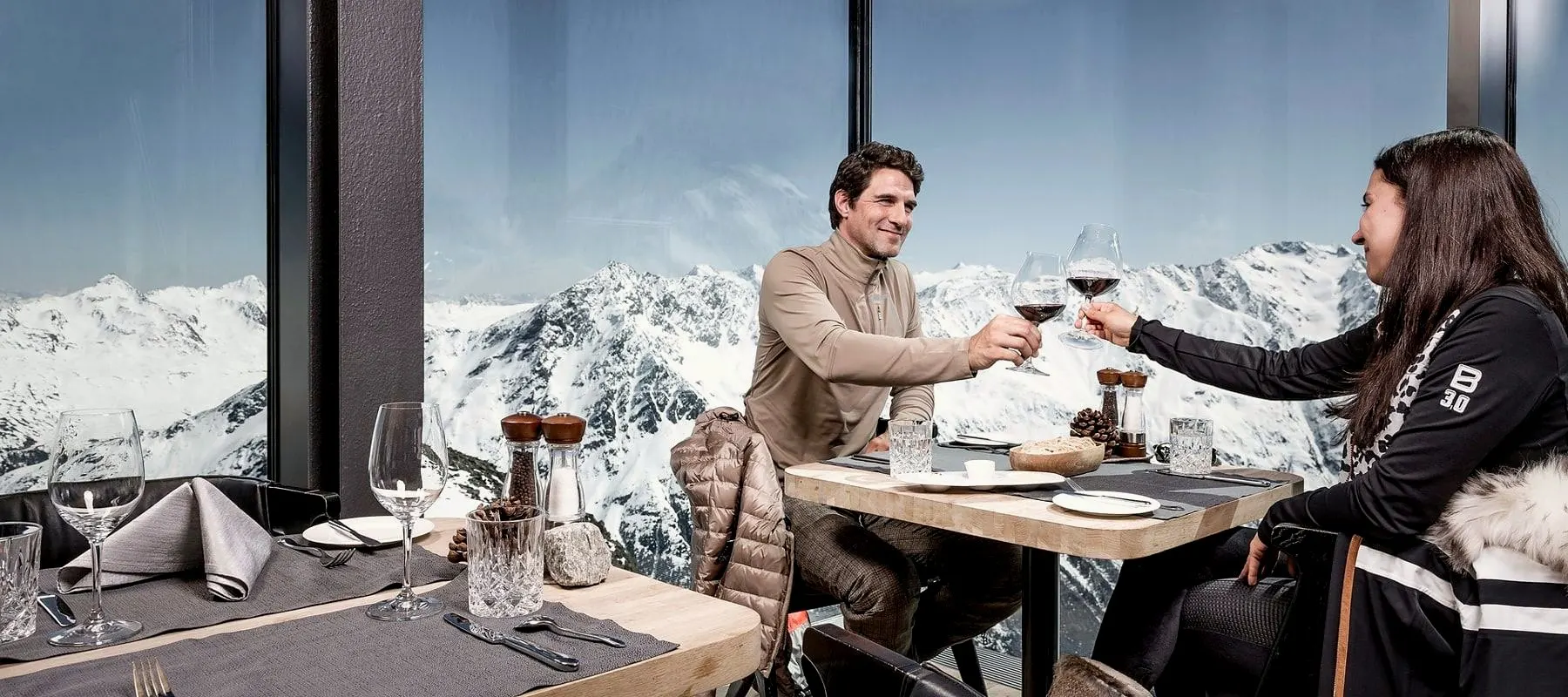 Das Restaurant ice Q über dem verschneiten Gipfelgrat