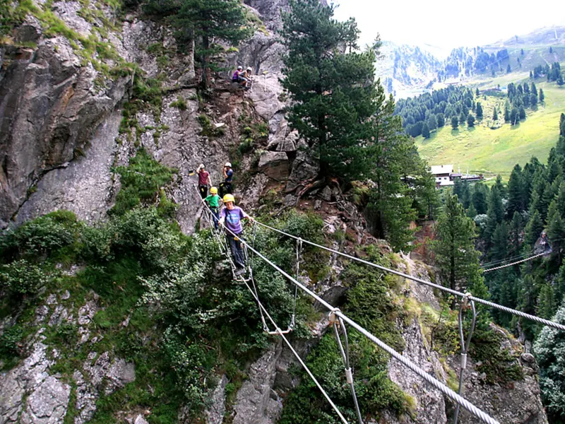 Kletterin in einem Klettersteig über dem Ötztal