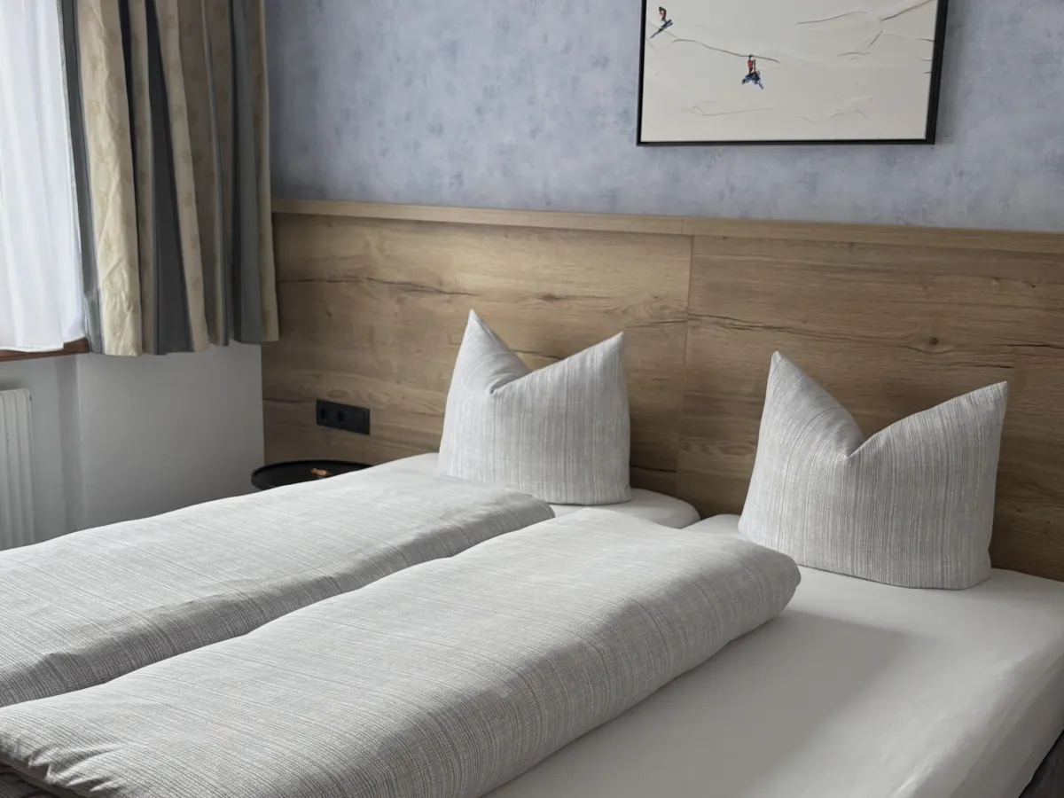 Schlafzimmer mit Doppelbett im Appartement Nederkogel