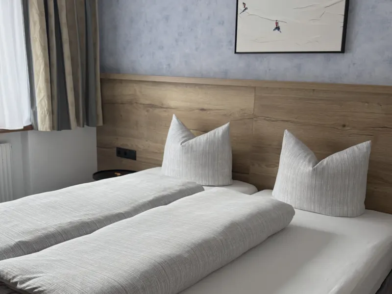 Schlafzimmer mit Doppelbett im Appartement Nederkogel