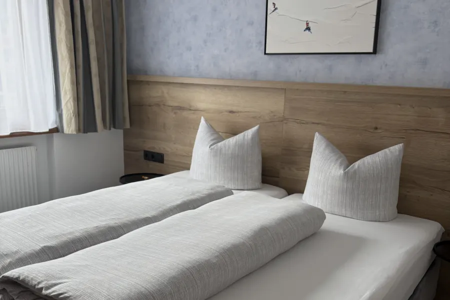 Schlafzimmer mit Doppelbett im Appartement Nederkogel