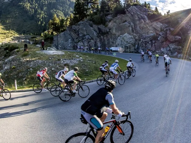Teilnehmer des Ötztaler Radmarathons am Anstieg