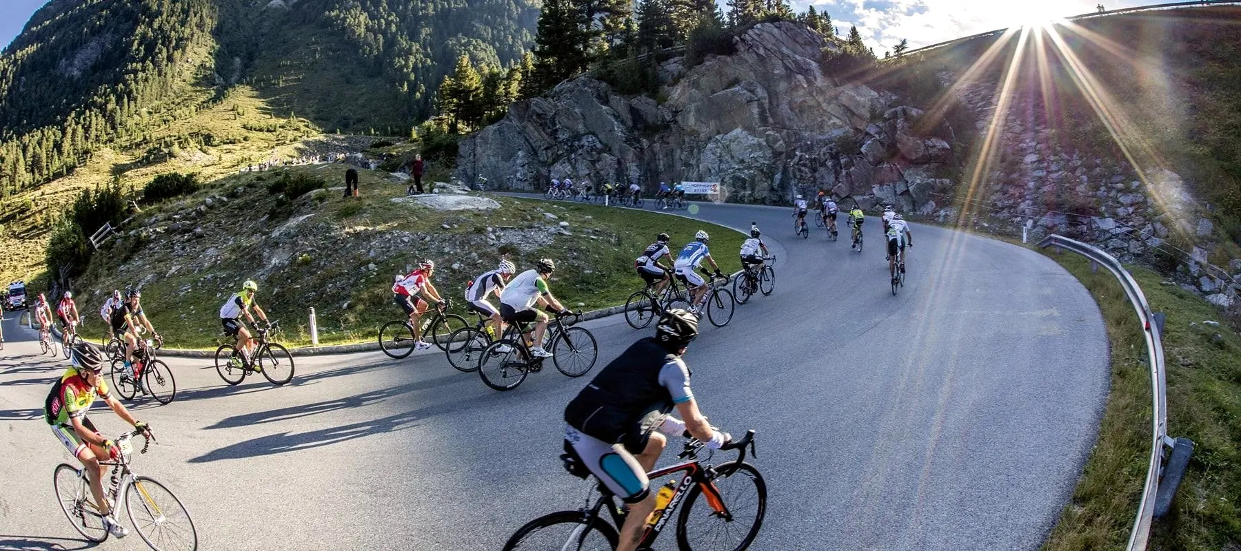 Teilnehmer des Ötztaler Radmarathons am Anstieg