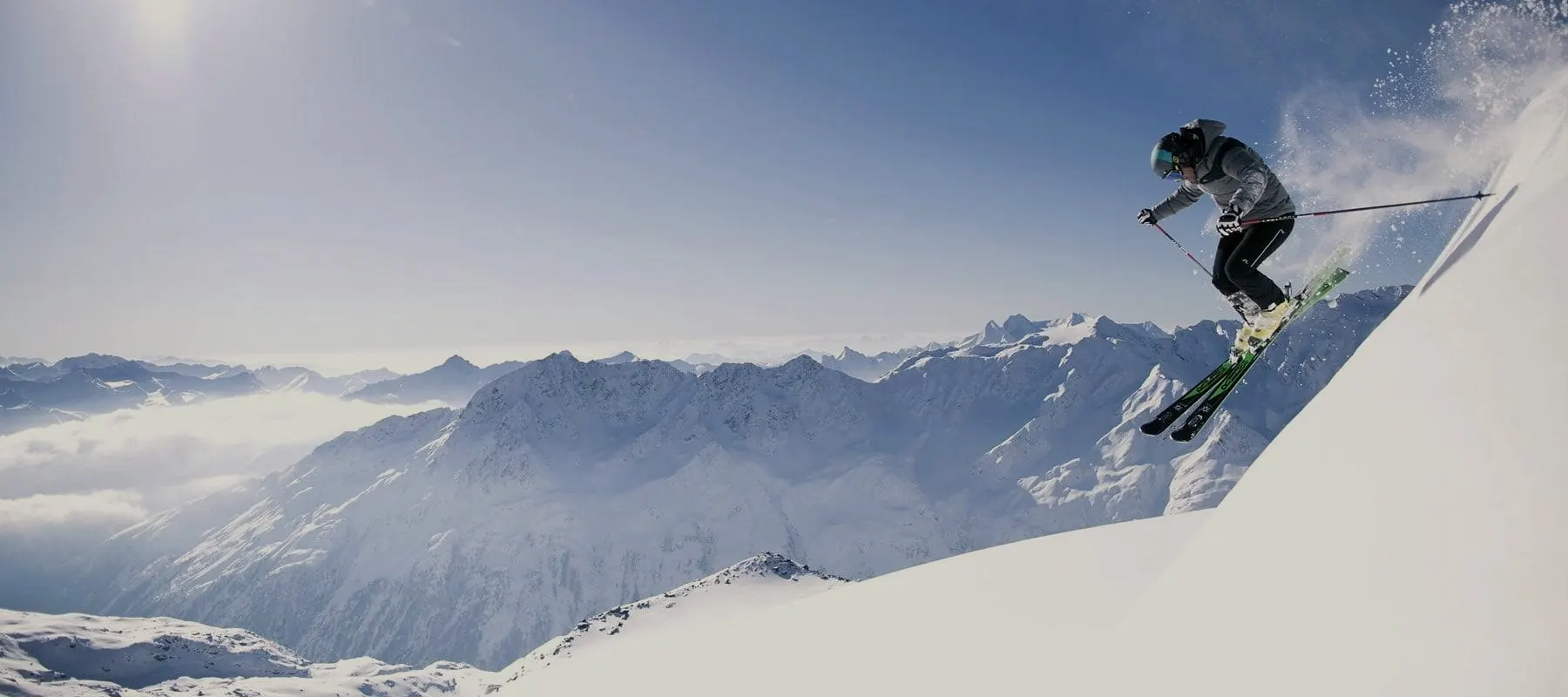 Skifahrer auf einer präparierten Piste in Sölden