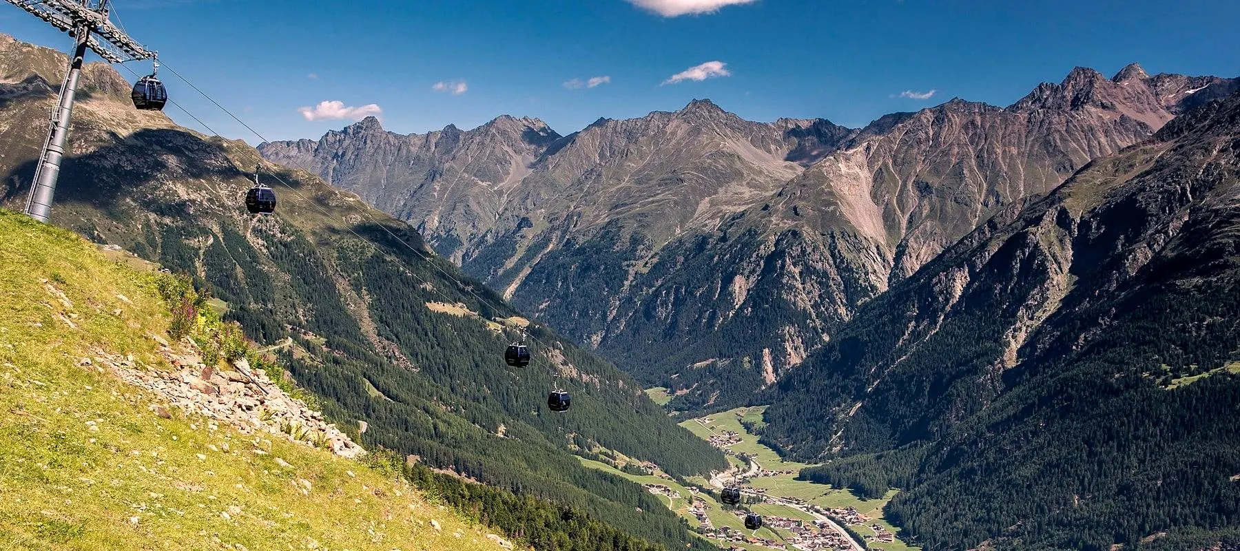 Sölden im Talkessel, umgeben von Bergwiesen