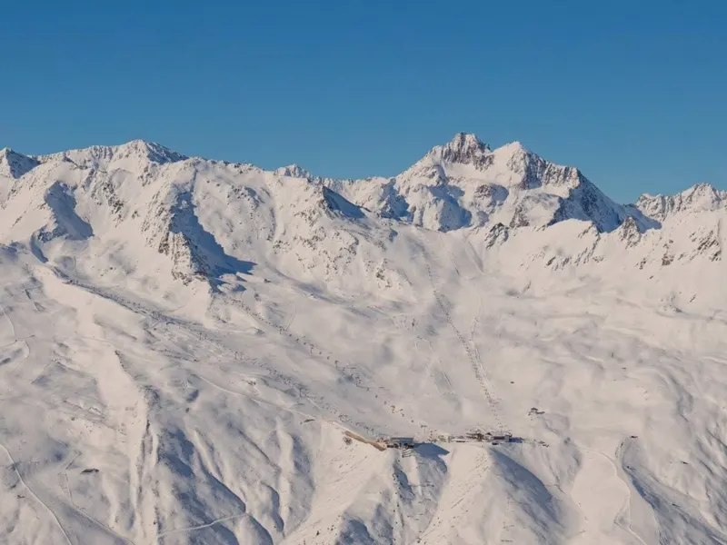Sölden im Winter mit verschneiten Dächern