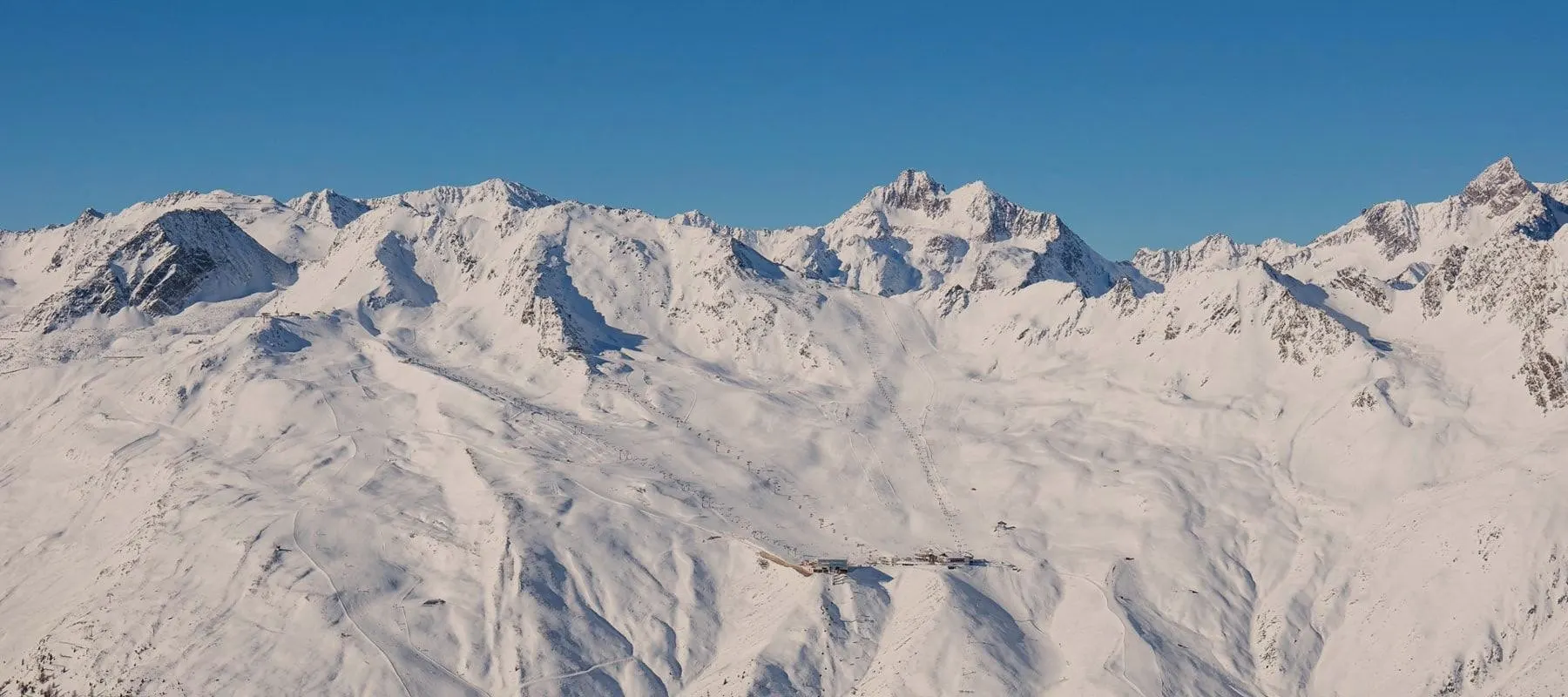 Sölden im Winter mit verschneiten Dächern