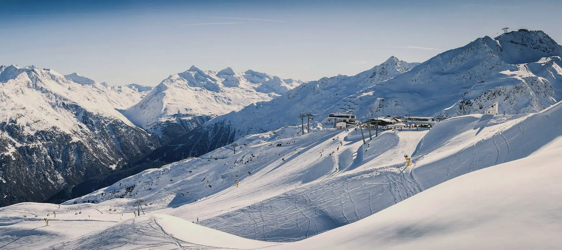 Das verschneite Skigebiet Sölden von oben