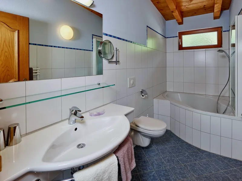 Bad mit Badewanne im Appartement Söldenkogel