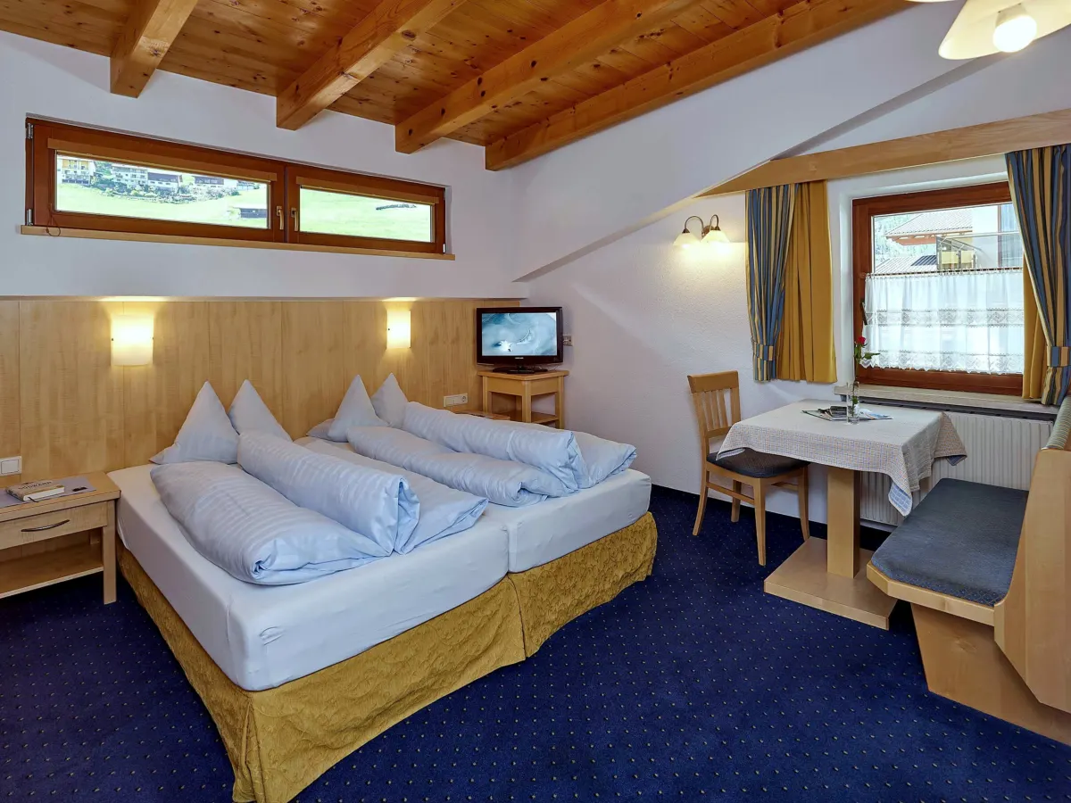 Wohn- und Schlafraum mit Doppelbett im Appartement Söldenkogel