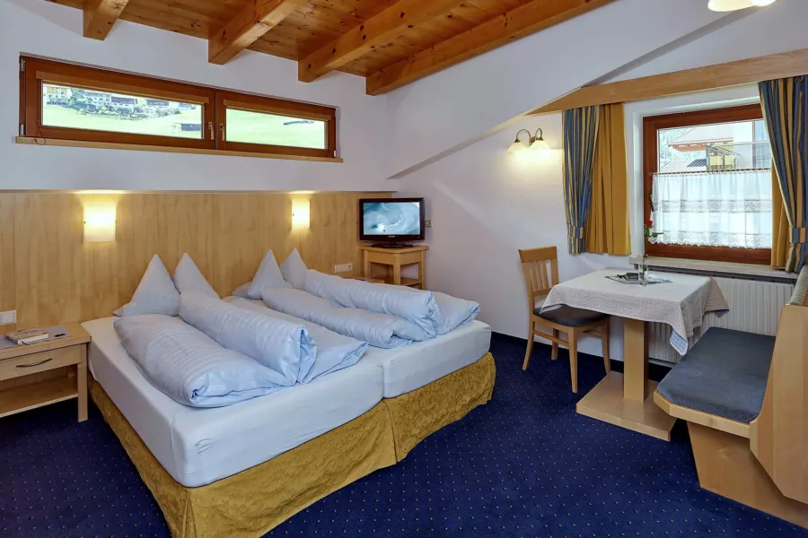 Wohn- und Schlafraum mit Doppelbett im Appartement Söldenkogel