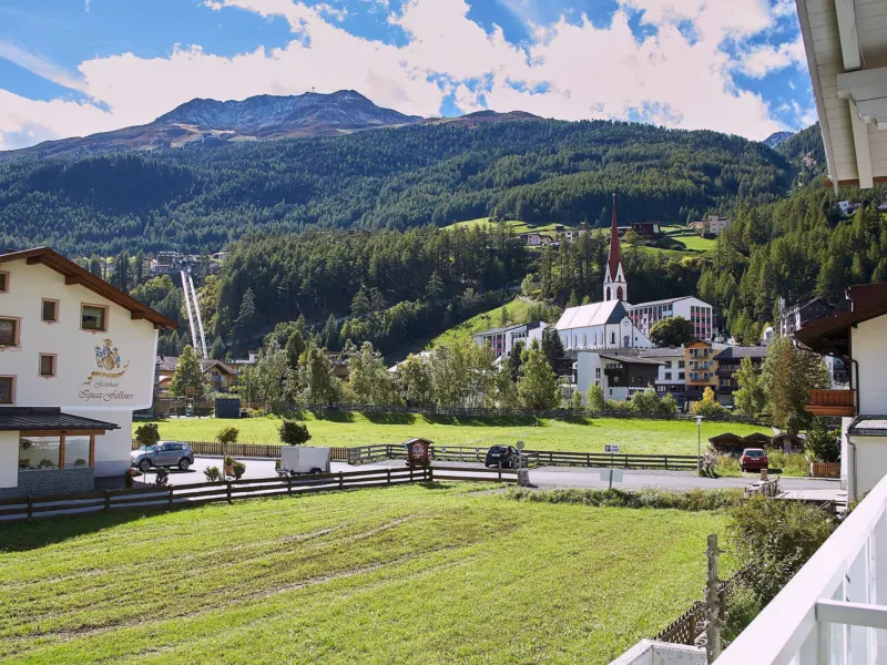 Blick vom Balkon über die Wiesen auf das Zentrum von Sölden