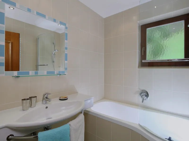 Bad mit Waschtisch und Badewanne im Appartement Brunnenkogel