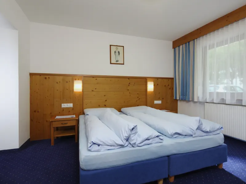 Schlafzimmer mit Doppelbett im Appartement Brunnenkogel