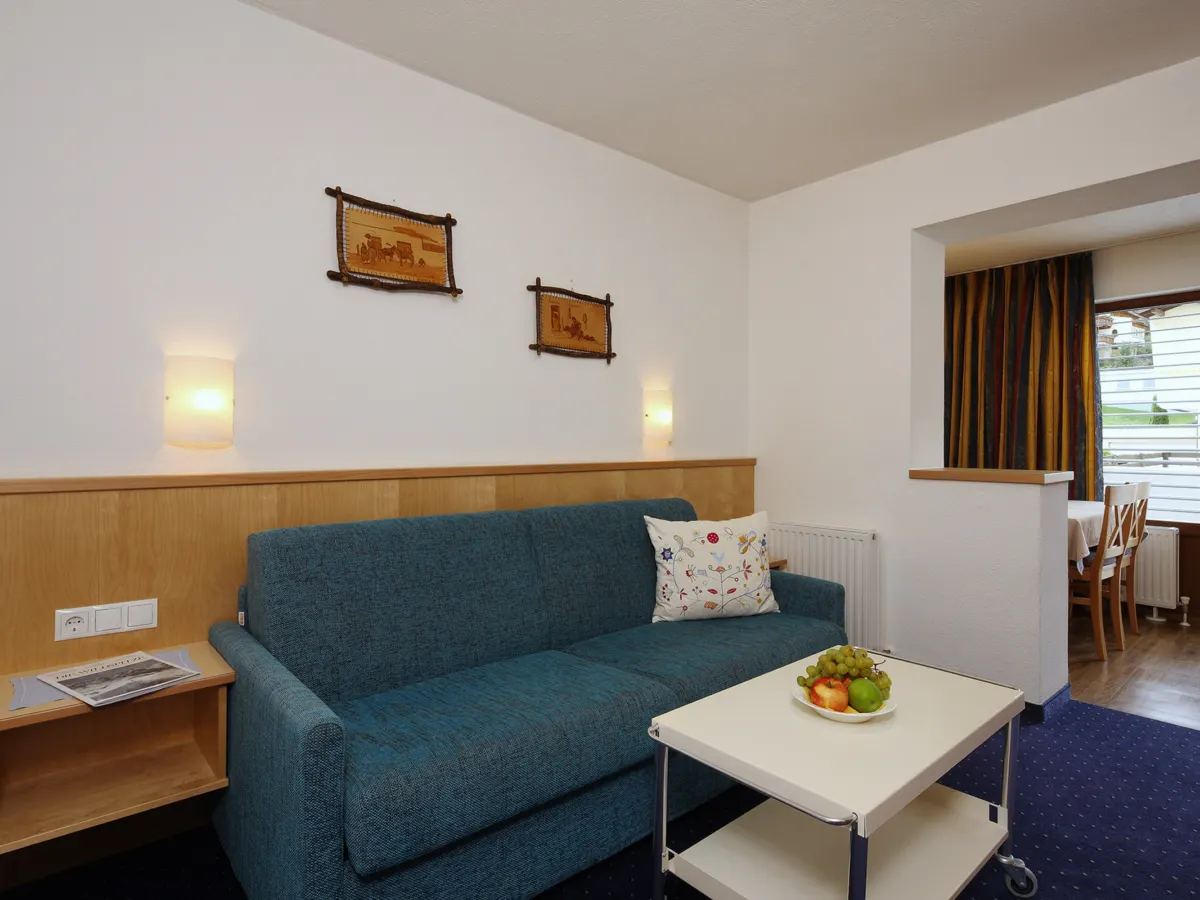 Wohnraum mit Sofa und Essbereich im Appartement Brunnenkogel