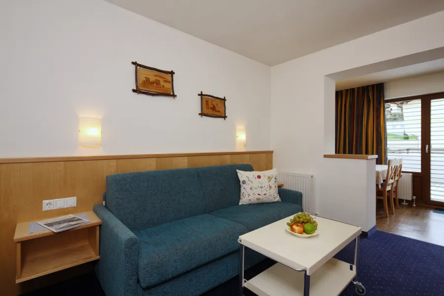 Wohnraum mit Sofa und Essbereich im Appartement Brunnenkogel