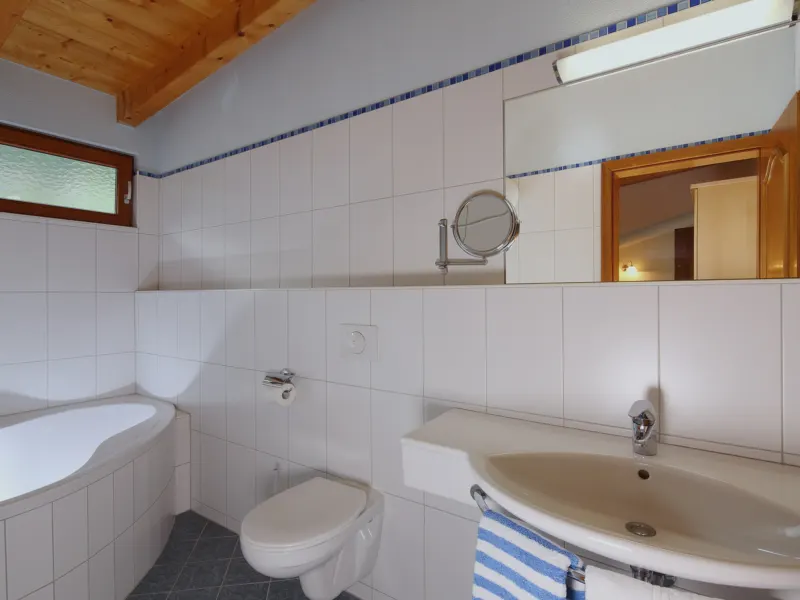 Bad mit Badewanne, WC und Waschtisch im Appartement Brunnenkogel