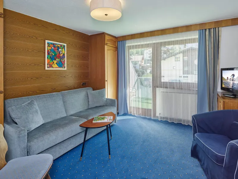 Wohnraum mit Sofa und Balkontür im Appartement Brunnenkogel