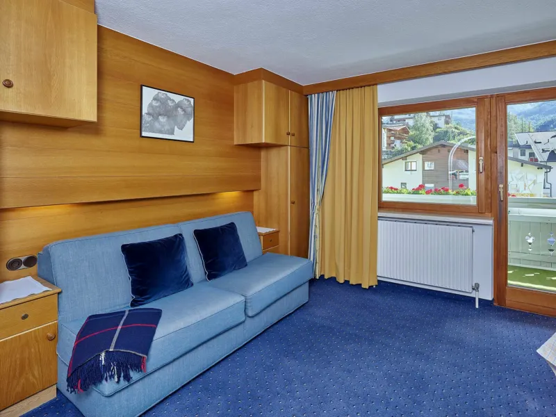 Wohnraum mit Sofa und Blick auf die Berge im Appartement Brunnenkogel