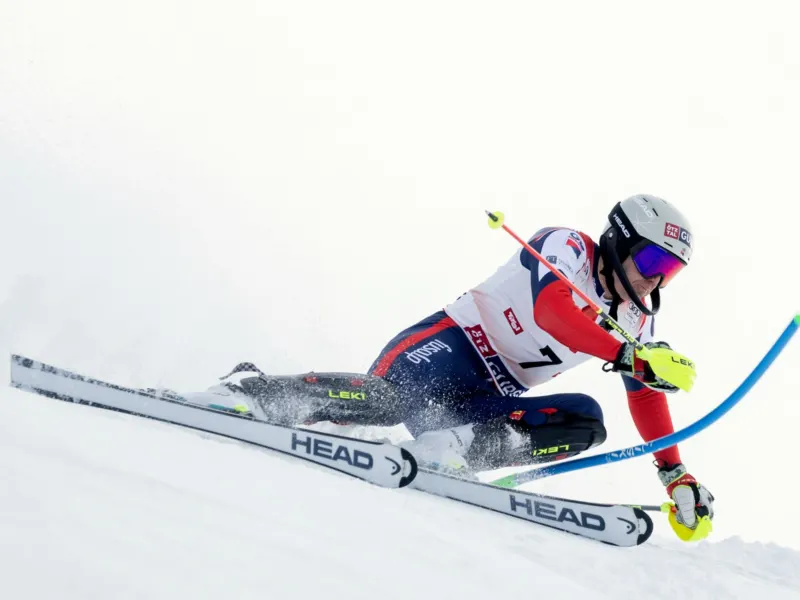 Rennläufer im Tor beim FIS Skiweltcup Opening am Rettenbachferner