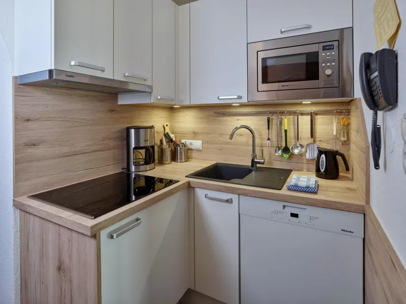 Küche mit Spülmaschine und Mikrowelle im Appartement Gaislachkogel