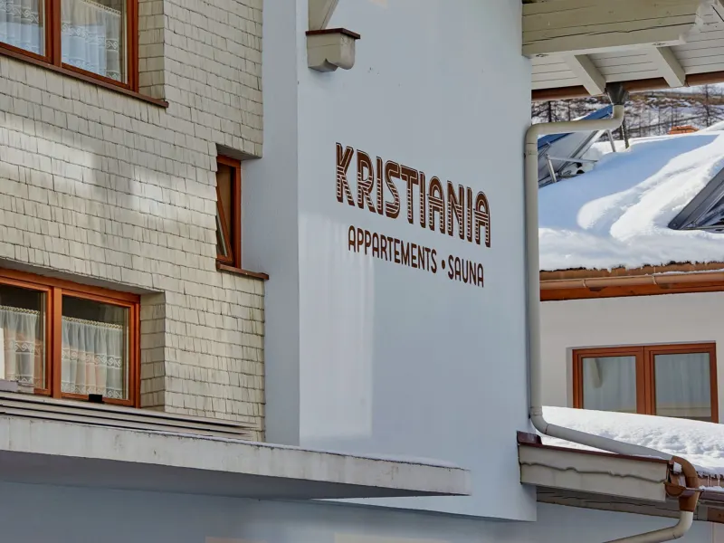 Das Schild Kristiania Appartements an der Hauswand im Winter