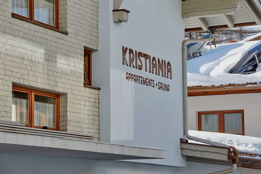 Das Schild Kristiania Appartements an der Hauswand im Winter
