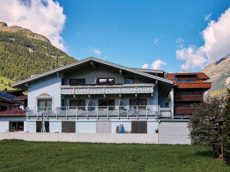 Die Balkone des Haus Kristiania im Sommer unter blauem Himmel