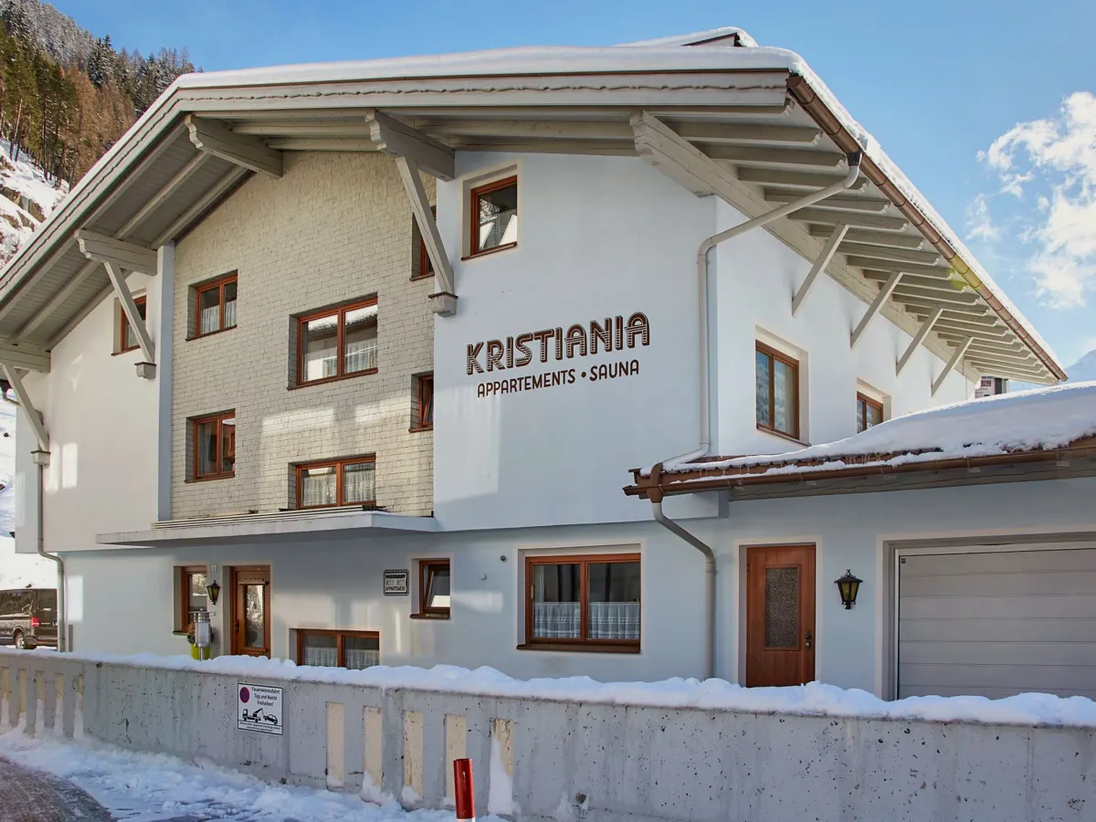Die Straßenseite des Haus Kristiania im Winter mit dem Schriftzug am Giebel