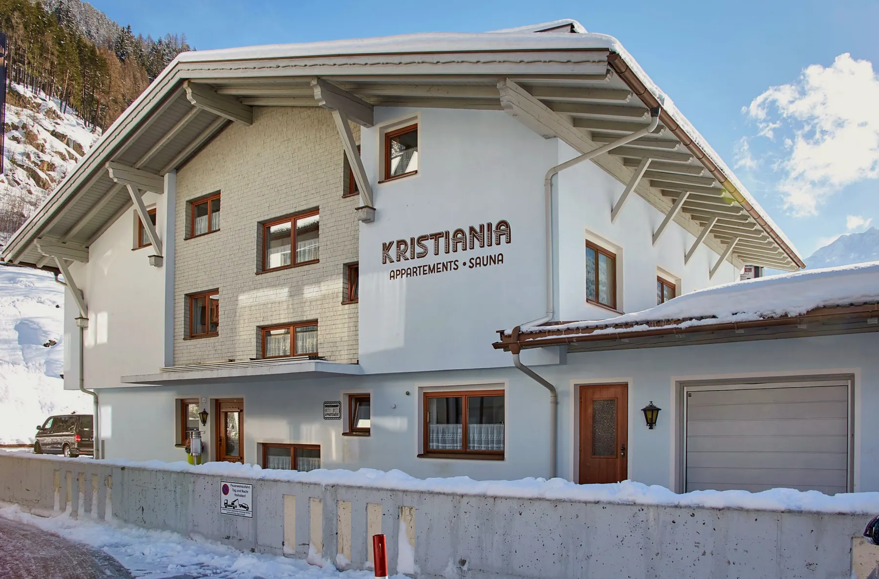 Die Straßenseite des Haus Kristiania im Winter mit dem Schriftzug am Giebel