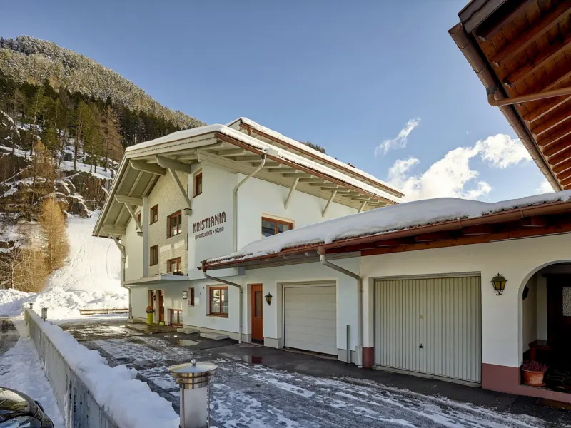 Der Eingang des Haus Kristiania im Winter, davor die Garagen