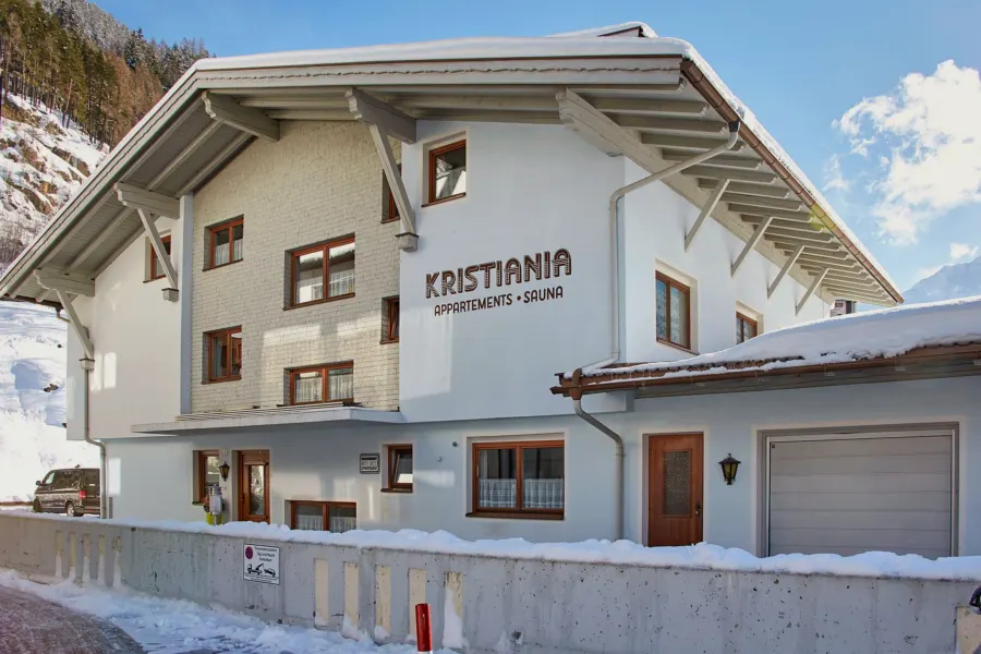 Die Straßenseite des Haus Kristiania im Winter mit dem Schriftzug am Giebel
