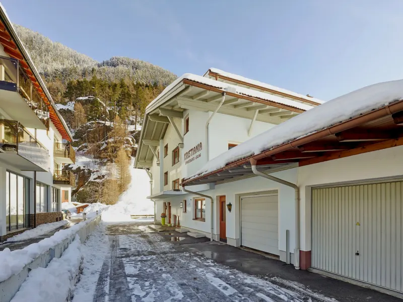 Die geräumte Zufahrt zum Haus Kristiania im Winter