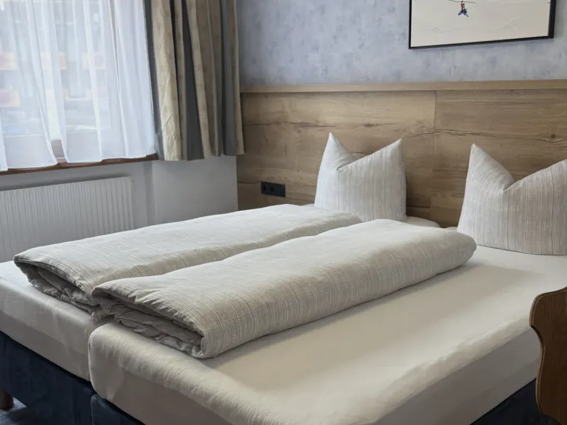Schlafzimmer mit Doppelbett am Fenster im Appartement Nederkogel