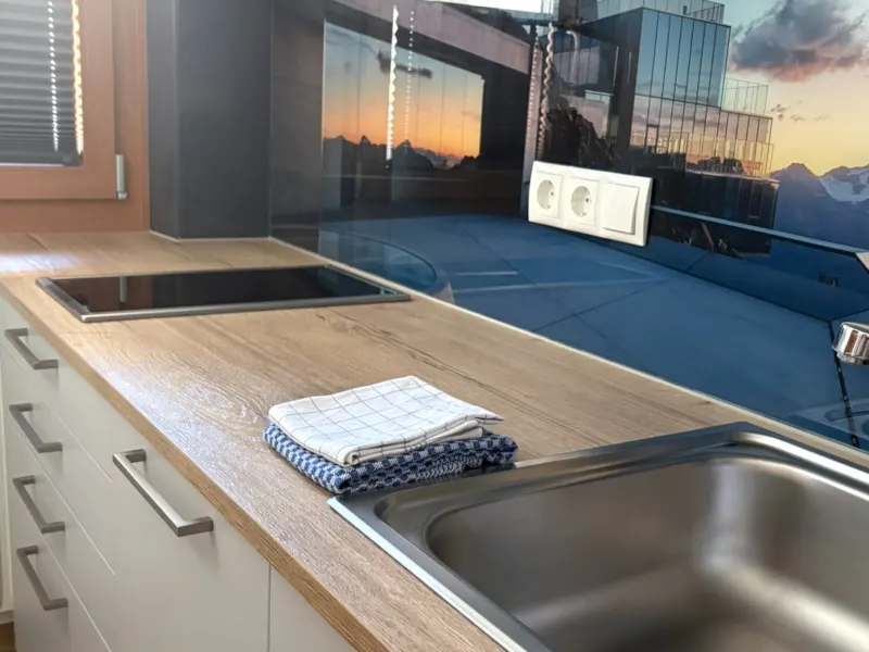 Küche mit zwei Kochfeldern im Appartement Söldenkogel