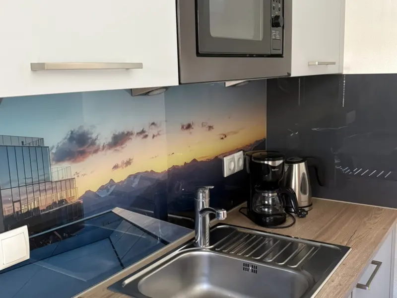 Küchenzeile mit Mikrowelle im Appartement Söldenkogel